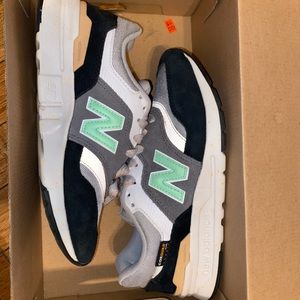 New balance tennis shoes for woman